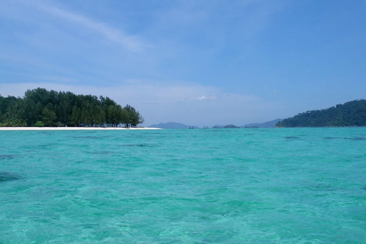 Calm turquoise shallows between Koh Lipe and Koh Adang under a clear sky